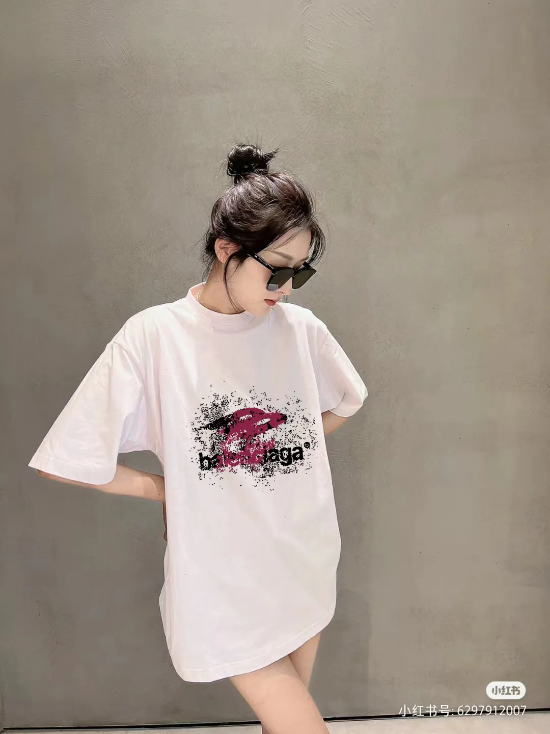P80✨🔥 BALENCIAGA Paris lettering printed short-sleeved T-shirt. Custom-woven and dyed 300 grams of combed cotton heavyweight fabric. Zero color difference in threads. Perfect details. Different from the current currency version. Welcome to compare. Same Style for men and women. Must-sell in the picture above. Color: White Black Size: 1 2 3 4